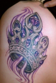 背部紫色和灰色的皇冠纹身图案