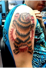大臂彩色的棕熊拳击手纹身图案