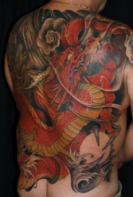 满背亚洲传统的红色巨龙纹身图案