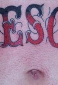 腹部黑色黑红色的英文字母纹身图案