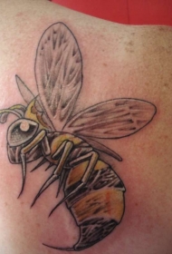 手臂上的彩绘小蜜蜂纹身图案