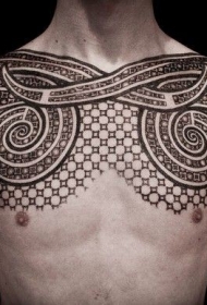 胸部和肩部美丽的黑白几何图腾纹身图案