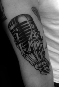 手臂黑色麦克风与骷髅纹身图案