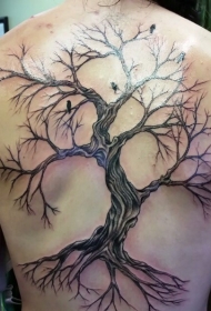 背部华丽的孤独树与乌鸦纹身图案
