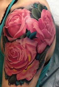 肩部绝对漂亮逼真的粉红玫瑰纹身图案