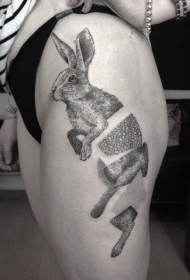 大腿黑色雕刻风格分裂兔子纹身图案