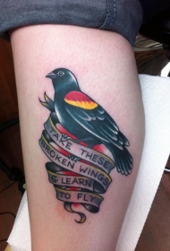 小腿黑色的鸽子与字母纹身图案