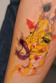 手臂美妙的小黄头长颈鹿纹身图案