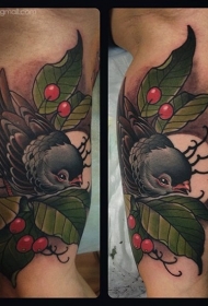 大臂内侧新传统风格彩色浆果和小鸟纹身图案