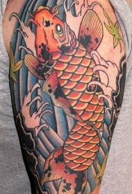 大臂彩色的锦鲤鱼亚洲风格纹身图案