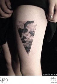 大腿点刺风格的黑色箭头和女人肖像纹身图案