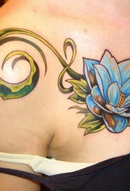 肩部蓝色叶子的花朵纹身图案