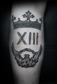 小腿黑色熊与皇冠和数字纹身图案