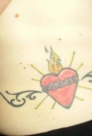背部红色的火焰心形与部落藤蔓纹身图案
