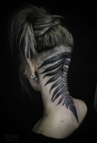 女生颈部和头部黑色蕨叶纹身图案