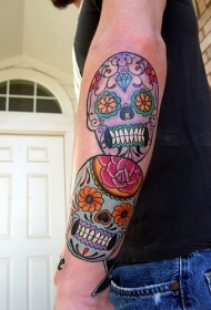 手臂彩色的墨西哥骷髅纹身图案