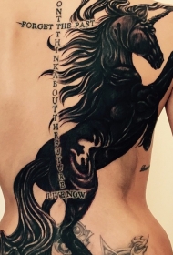 背部伟大的黑色马和字母纹身图案