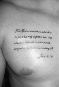 胸部漂亮的黑色宗教字母纹身图案