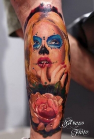 手臂令人惊叹的美丽死亡女郎与玫瑰纹身图案