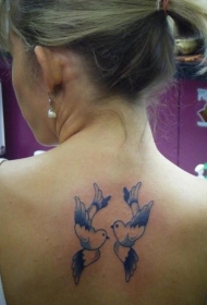 背部两个燕子中国风纹身图案