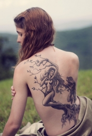 背部黑灰树和美丽的女性纹身图案