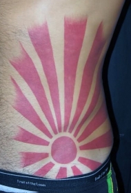 侧肋亚洲东方风格粉红色的太阳光芒纹身图案