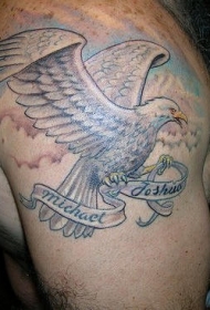 肩部的白色鹰和字母纹身图案