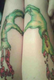手臂绿色的僵尸手血腥纹身图案