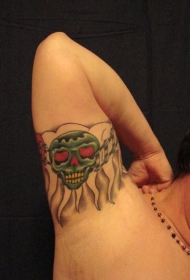 大臂内侧绿色的骷髅纹身图案
