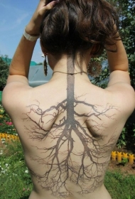 背部相反的黑色树纹身图案