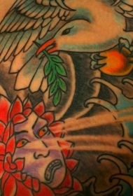 彩绘日式花朵魔鬼和鸽子纹身图案