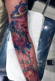 手臂优雅的彩绘太空主题和小鹿纹身图案