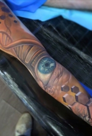 手臂彩色的DNA符号与眼睛纹身图案