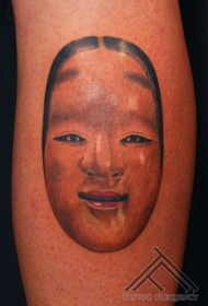 简单的彩色女孩面具手臂纹身图案