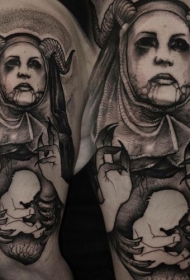 手臂黑色的恶魔女人与小宝宝纹身图案