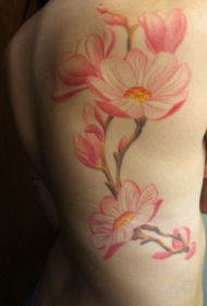背部自然彩色的粉色花朵纹身图案