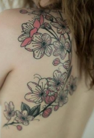 背部逼真细致的樱花纹身图案