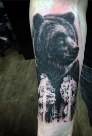 写实的黑熊和白色树林手臂纹身图案