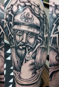 滑稽的黑白老水手吸烟手臂纹身图案