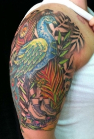 大臂孔雀和羽毛植物纹身图案