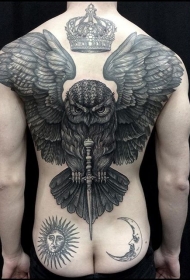 背部神秘的猫头鹰与匕首和皇冠纹身图案