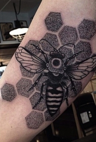 大臂点刺风格黑色蜜蜂饰品纹身图案