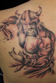 背部疯狂的维京武士和剑纹身图案