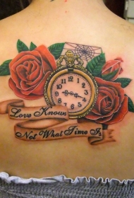 背部彩色的时钟玫瑰和字母纹身图案