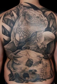 背部写实的蜥蜴骷髅纹身图案