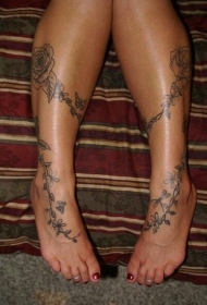 美丽的玫瑰藤蔓小腿纹身图案