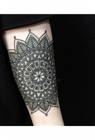 手臂美丽的黑色印度风格花朵纹身图案