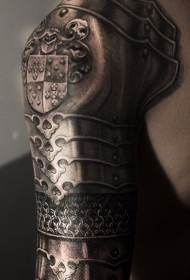 大臂自然逼真的彩色中世纪盔甲纹身图案
