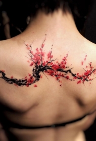 背部美丽的红色樱花树枝纹身图案