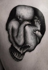 背部黑色骷髅轮廓与小宝宝纹身图案